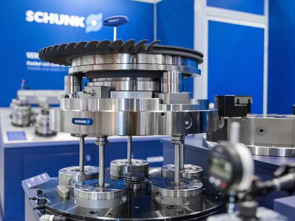 Precise gripping of engine components