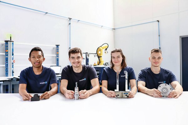 Apprentis et stagiaires dans le laboratoire de robotique et d’automatisation de SCHUNK
