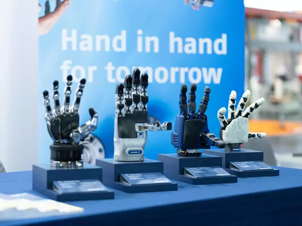 Cooperation DLR x SCHUNK humanoid robotics