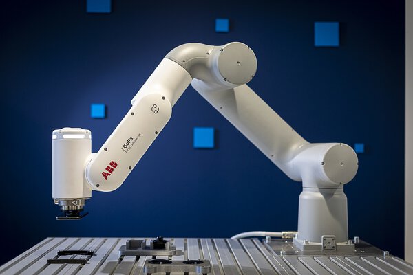 Chwytak adhezyjny ADHESO firmy SCHUNK i robot współpracujący GoFA™ firmy ABB